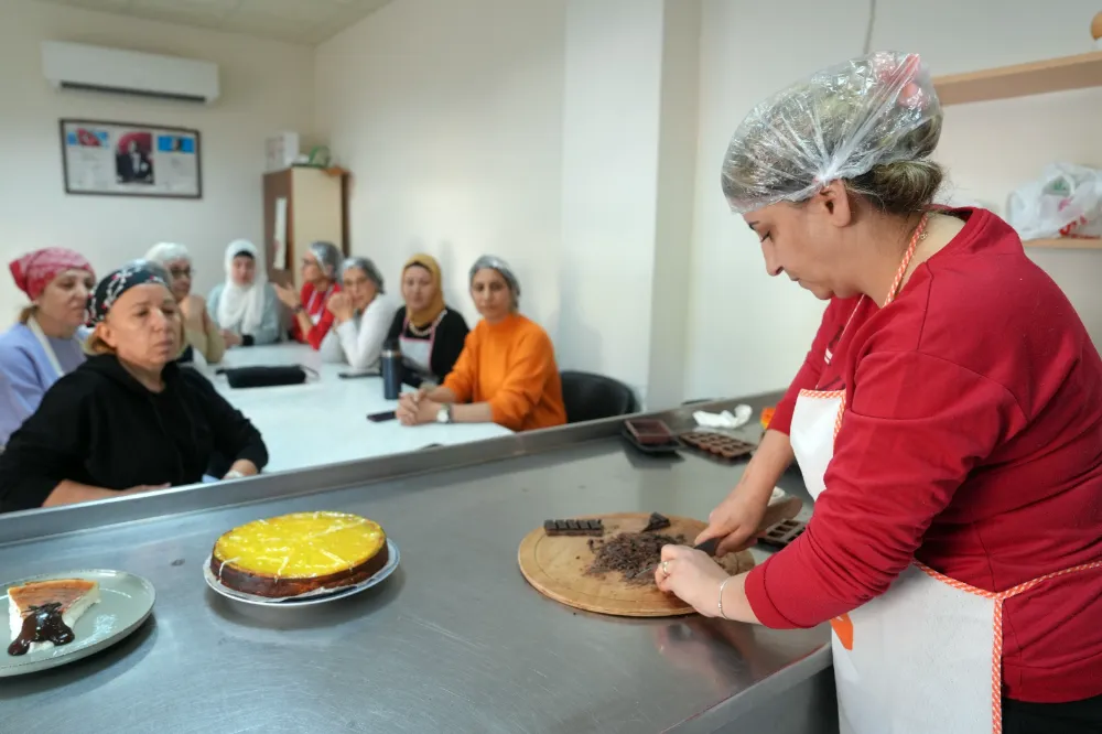 ÇUKUROVA BELEDİYESİ’NİN Çikolata ve Pasta Yapma Kursuna Yoğun İlgi