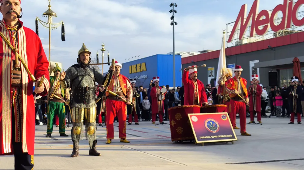 JANDARMA GENEL KOMUTANLIĞI BANDOSU’NUN “MEHTERAN KONSERİ” M1 ADANA ZİYARETÇİLERİNİ BÜYÜLEDİ.