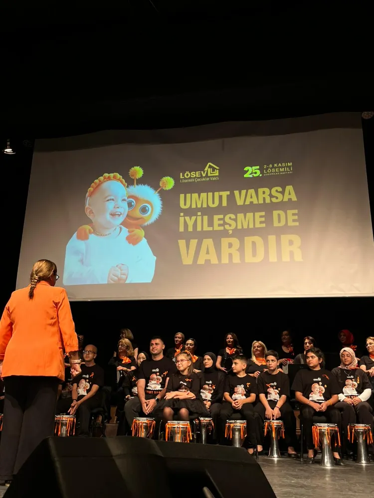 LÖSEV’İN İYİLEŞEN GENÇLERİNDEN UMUT DOLU SERGİ: ÇİÇEKLERİN ŞARKISI