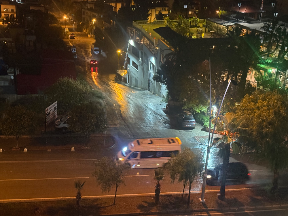 Adana ani bastıran yağmurla kışa merhaba dedi