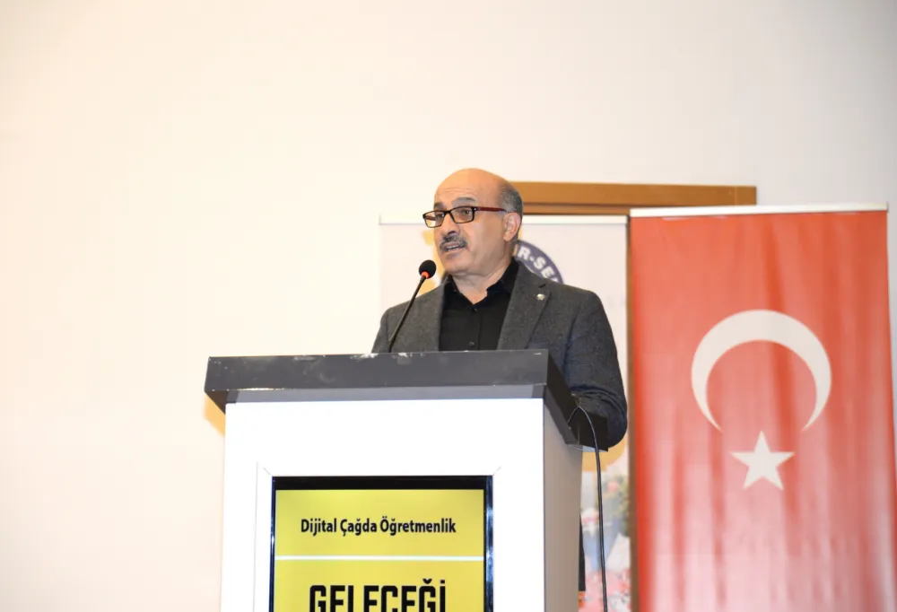 MUSTAFA SARIGEÇİLİ: “ÖĞRETMENLER SADECE BİLGİ SUNAN DEĞİL, REHBER OLAN KİŞİLERDİR”