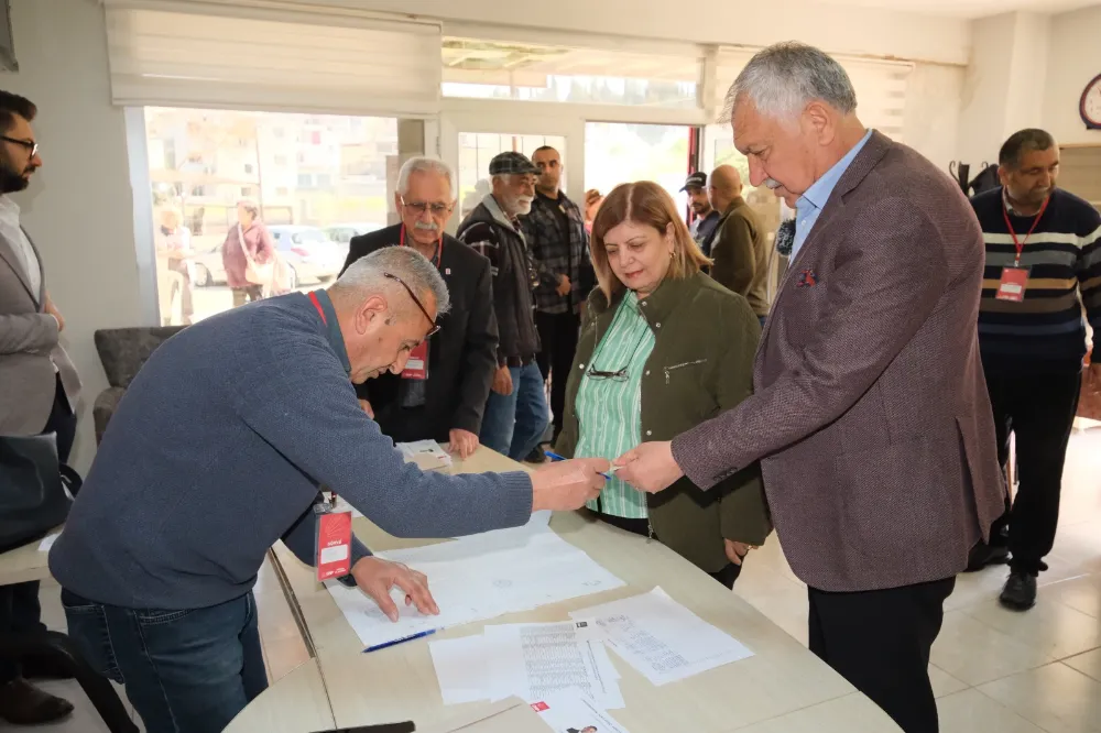 Zeydan Karalar ve eşi Nuray Karalar, CHP’nin Cumhurbaşkanı adayını belirlemek için oy kullandı.