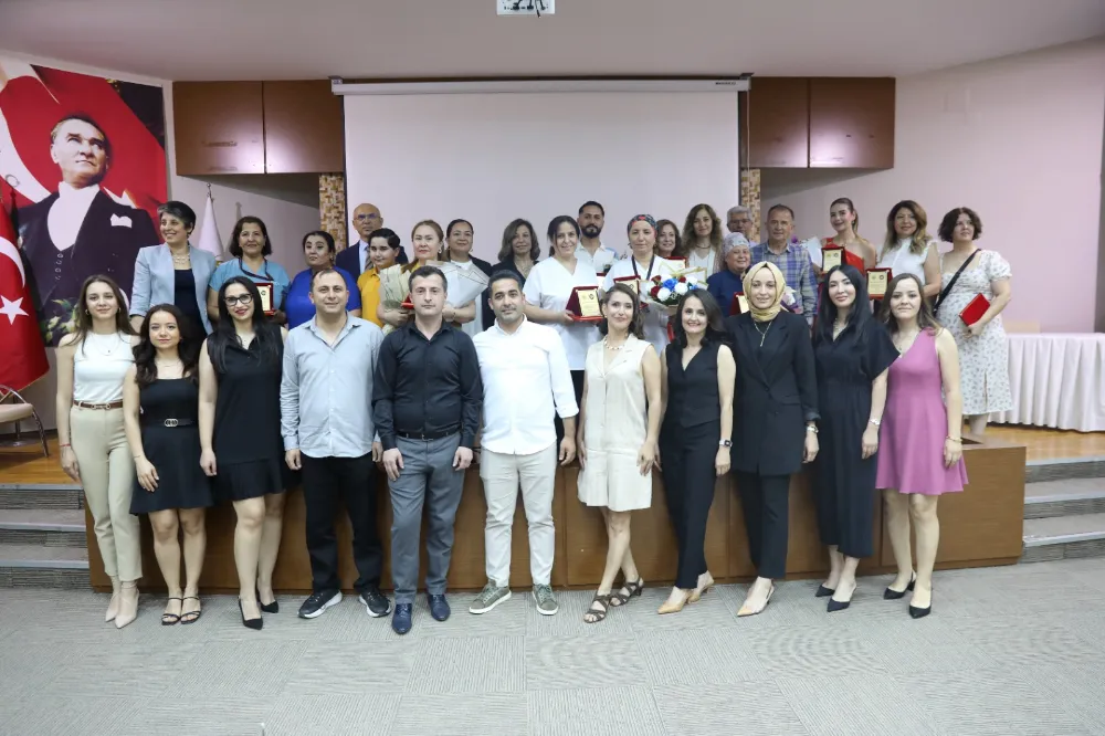 MESLEKTE 25 YILINI DOLDURAN HEMŞİRELERE PLAKET VERİLDİ
