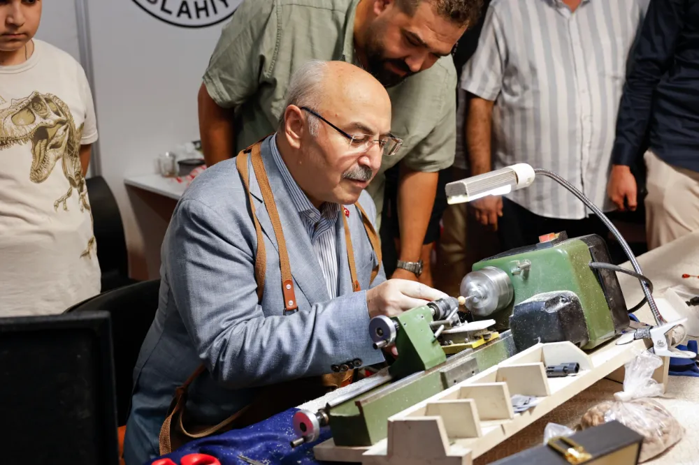 VALİ KÖŞGER DÜNYANIN EN BÜYÜK GELENEKSEL TESBİH VE DOĞAL TAŞLAR FUARI’NI ZİYARET ETTİ