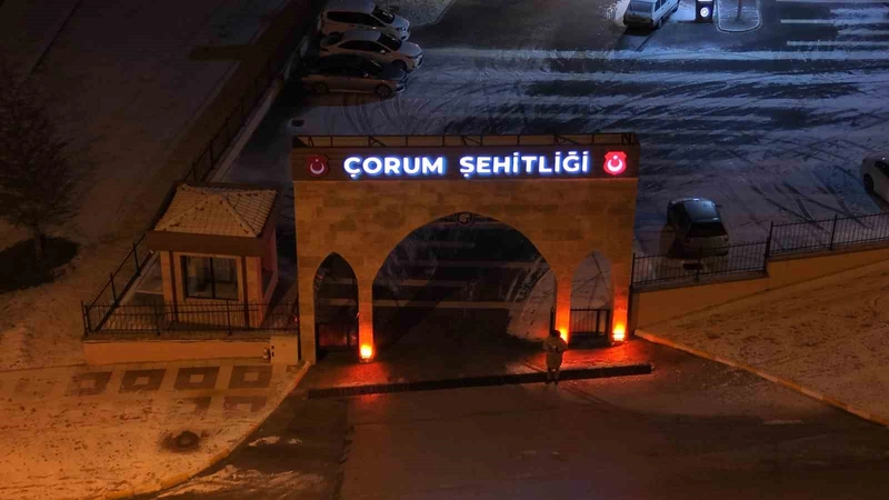 Şehitlikte yılbaşı gecesi: Aileler dualarla yeni yıla girdi
