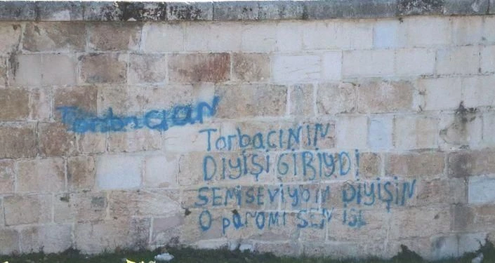 Medeniyete Saygısızlık,‘Anadolu’nun ilk Roma köprüsü’ olarak bilinen Misis’e sprey boyayla yazı yazdılar