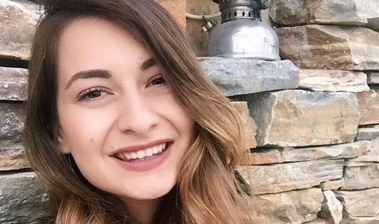Esra Öğretmen canlı ders sırasında geçirdiği beyin kanaması neticesinde yaşamını yitirdi